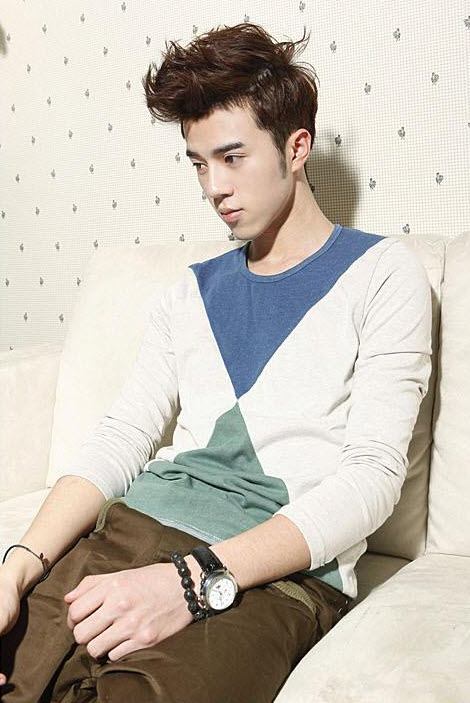 หนุ่มตี๋หล่อน่ารักกับเสื้อเท่เก๋