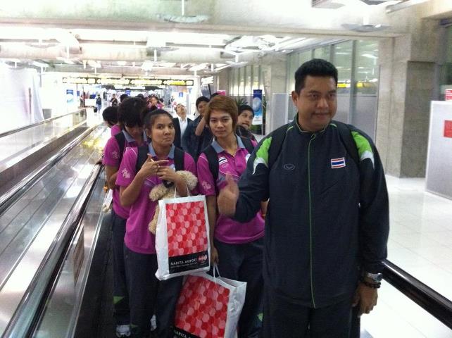 [PIC] วอลเลย์บอลสาวไทยกลับถึงเมืองไทยแล้ว