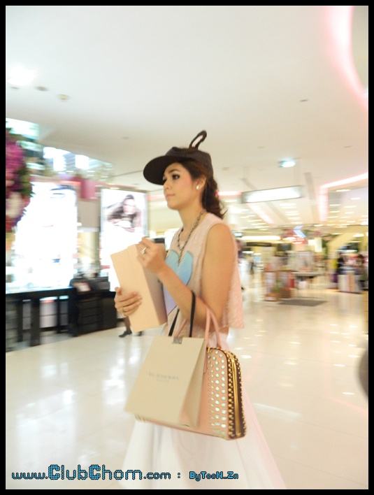 ชมพู่ อารยา ในงาน Grand Opening Longchamp@ Siam paragon