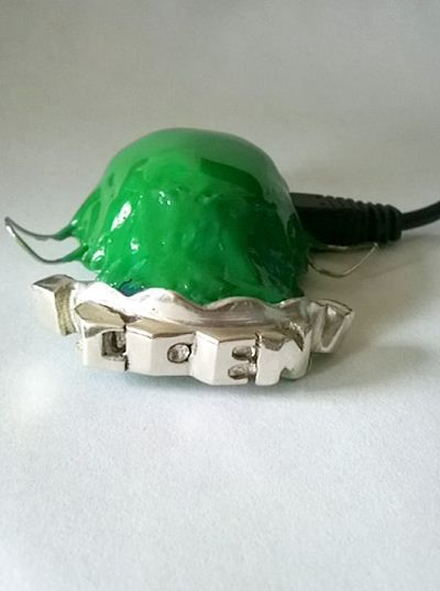 เครื่องเล่น MP3 รุ่นแปลก อยากฟังต้องเอาใส่ปาก
