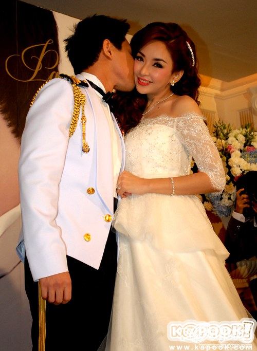 หวานซึ้ง! เป้ย-ป๊อป ฉลองสมรส