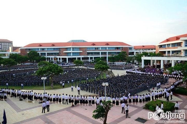 สังเกตุดีๆ รุ่นพี่จะยืนเป็นรูปหัวใจ