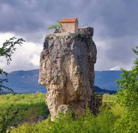 7. Katskhi Pillar โบสถ์แห่งแรกในรัฐจอร์เจีย