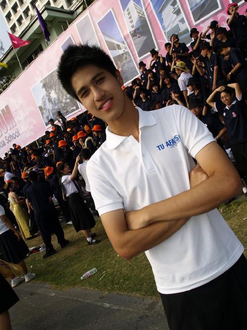 ใช่ พระเอก MV Featuring ที่คู่กับ แนนนี่ เกิร์ลรี่ เบอรี่ รึป่าวคะ