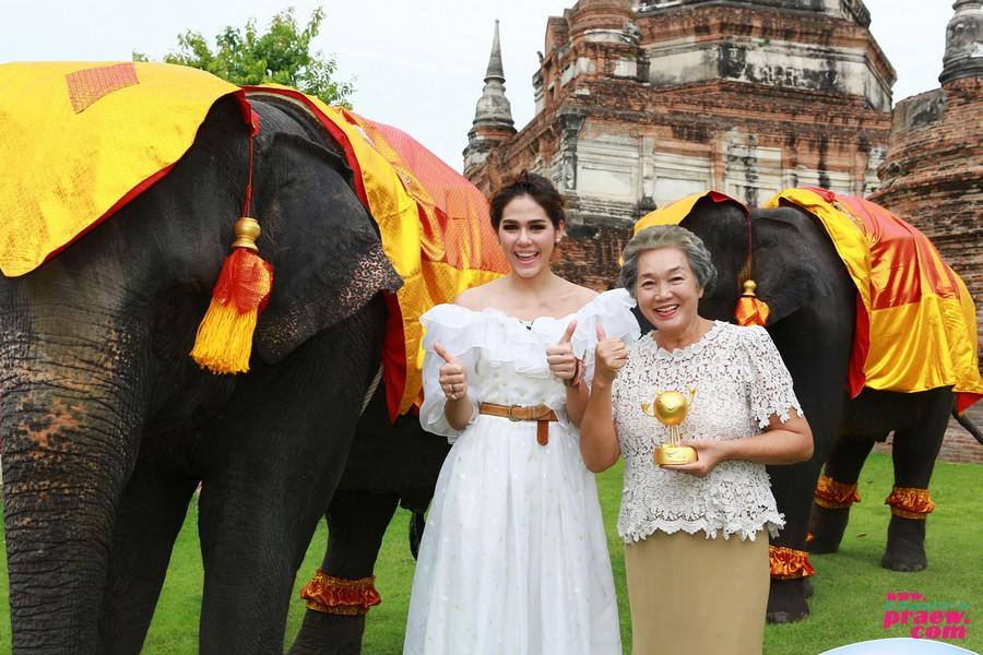 ชมพู่ อารยา เดินทางมาแจกรางวัล&lsquo;อุ่นใจทองคำ&rsquo;ที่อยุธยา