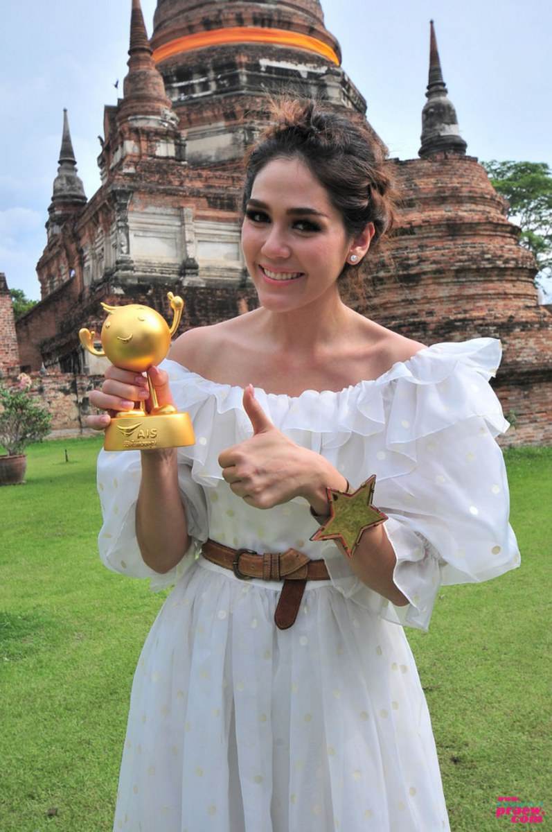 ชมพู่ อารยา เดินทางมาแจกรางวัล&lsquo;อุ่นใจทองคำ&rsquo;ที่อยุธยา