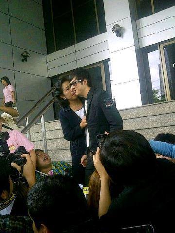 "เจ๊เบียบ" หอมแก้ม "ฟิล์ม" โชว์สื่อ