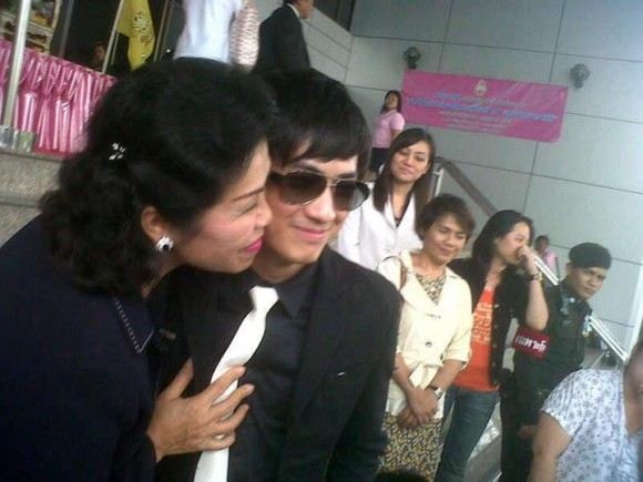"เจ๊เบียบ" หอมแก้ม "ฟิล์ม" โชว์สื่อ