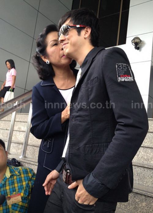 "เจ๊เบียบ" หอมแก้ม "ฟิล์ม" โชว์สื่อ
