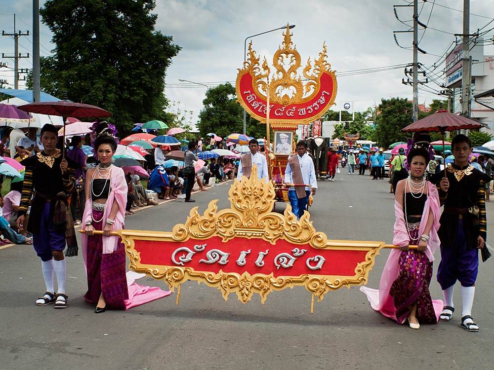 งดงามวิจิตรศิลป์บนต้นเทียนพรรษา