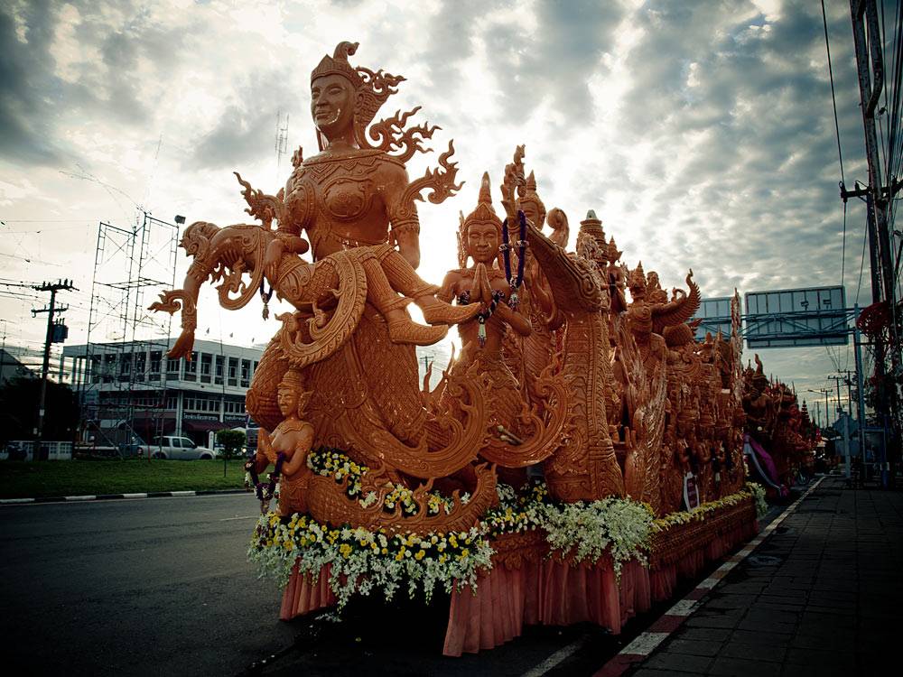 งดงามวิจิตรศิลป์บนต้นเทียนพรรษา