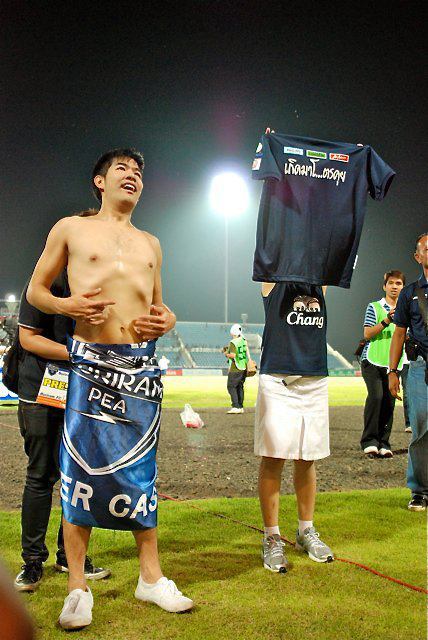 ดารากับเสื้อฟุตบอลบุรีรัมย์