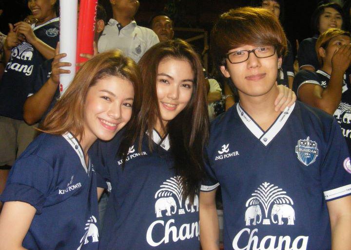ดารากับเสื้อฟุตบอลบุรีรัมย์