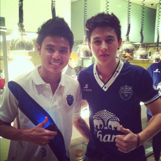 ดารากับเสื้อฟุตบอลบุรีรัมย์
