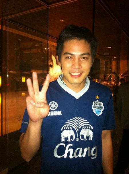 ดารากับเสื้อฟุตบอลบุรีรัมย์