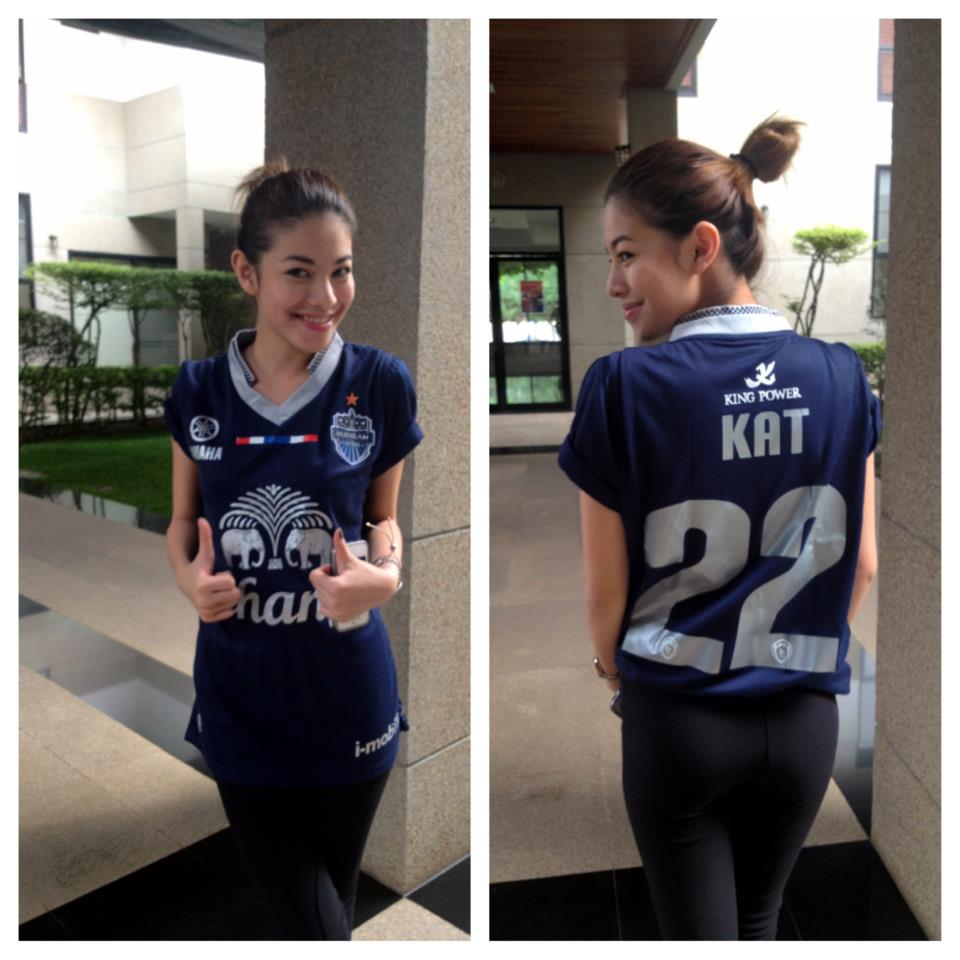 ดารากับเสื้อฟุตบอลบุรีรัมย์