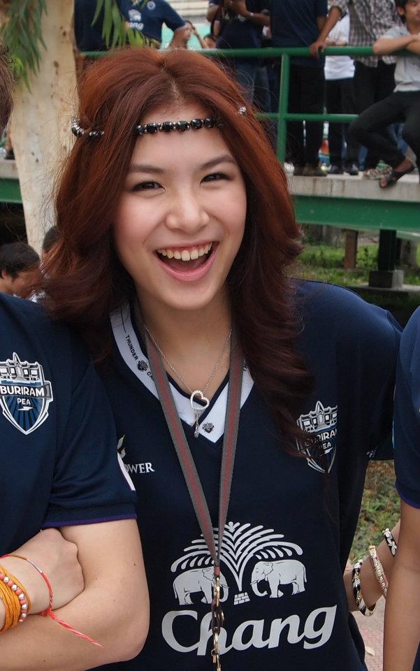 ดารากับเสื้อฟุตบอลบุรีรัมย์