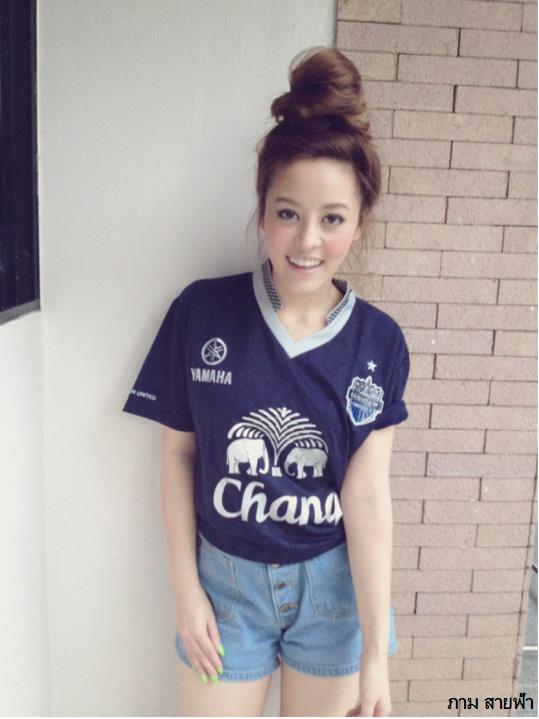 ดารากับเสื้อฟุตบอลบุรีรัมย์