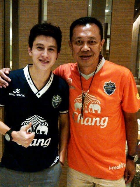 ดารากับเสื้อฟุตบอลบุรีรัมย์