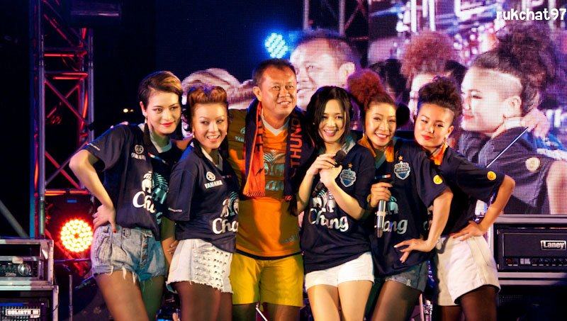 ดารากับเสื้อฟุตบอลบุรีรัมย์