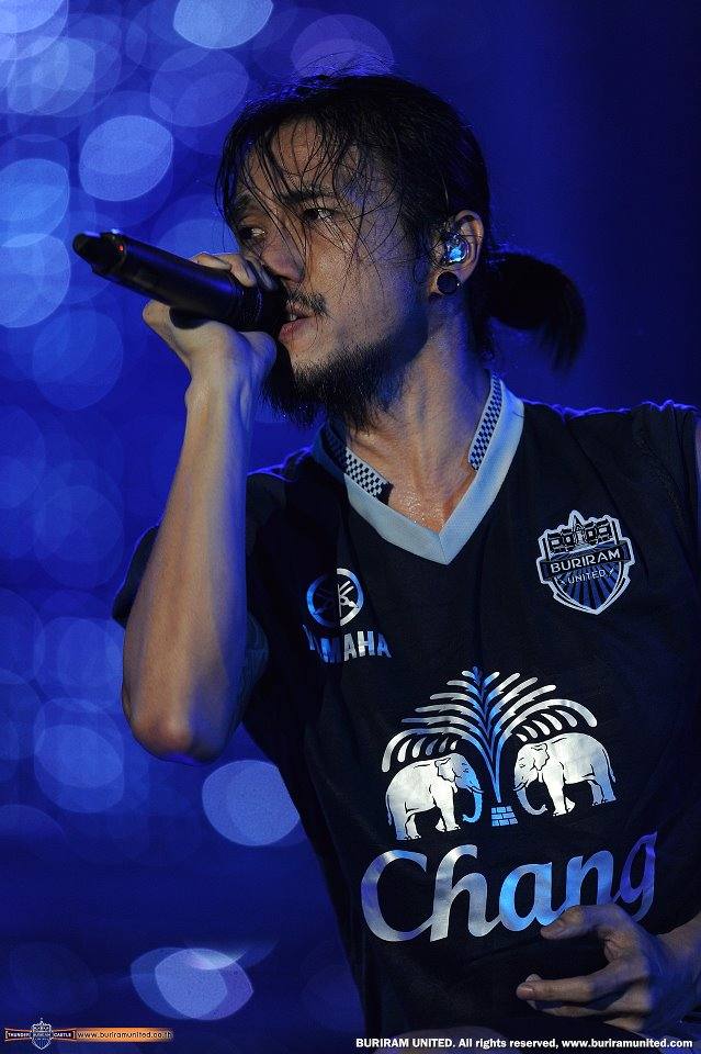 ดารากับเสื้อฟุตบอลบุรีรัมย์