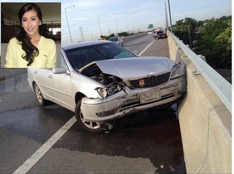 ต่าย ชัชฎาภรณ์"" ดาราสาวชื่อดังช่อง 7 หวิดดับ ซิ่งรถชนท้ายเก๋งเสียหลักกระแทกขอบทางด่วน