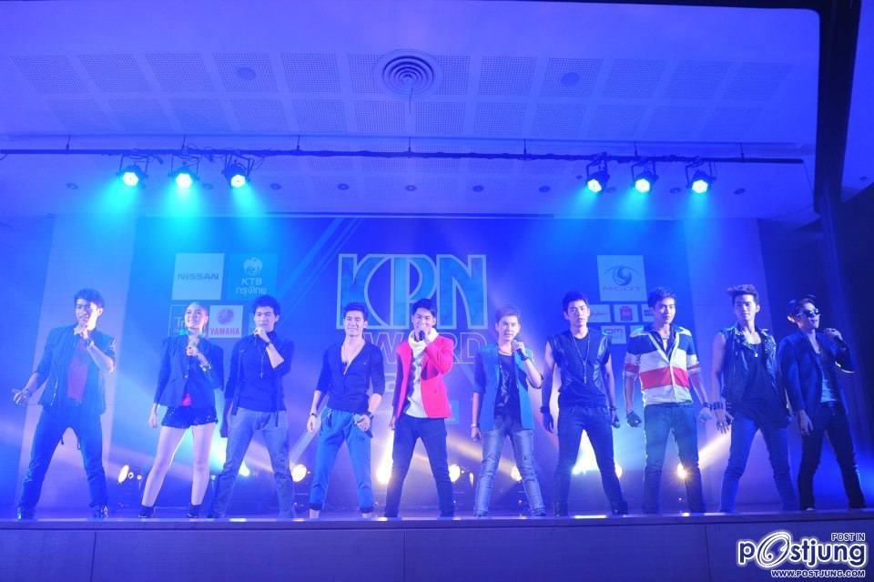9 หนุ่ม และ 1 สาว