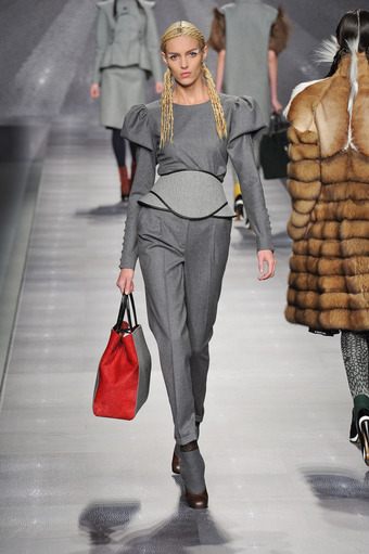 แล้วนางก็ถอยมาจนได้ fendi bag 2012