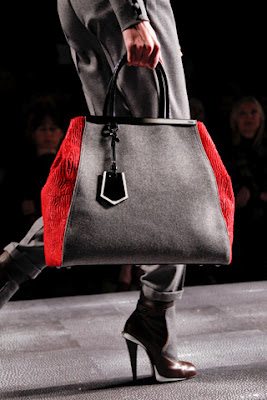 แล้วนางก็ถอยมาจนได้ fendi bag 2012