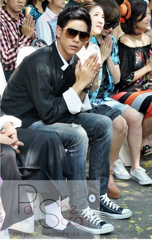 มองมุมไหนก็หล่อ