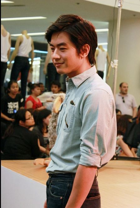 โทนี่ รากแก่น