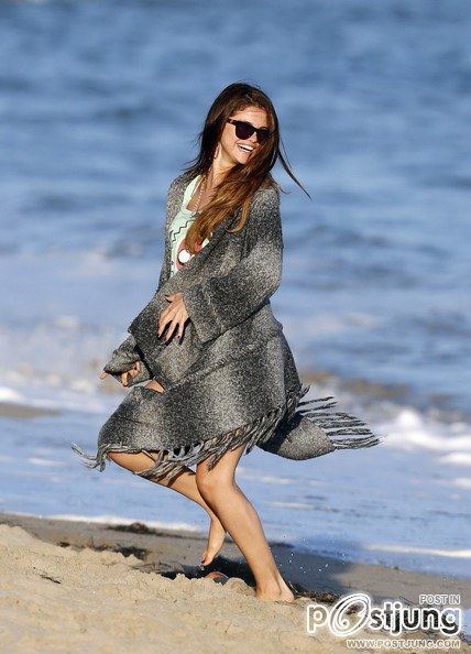 Selena Gomez Plays on the Beach