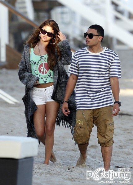 Selena Gomez Plays on the Beach