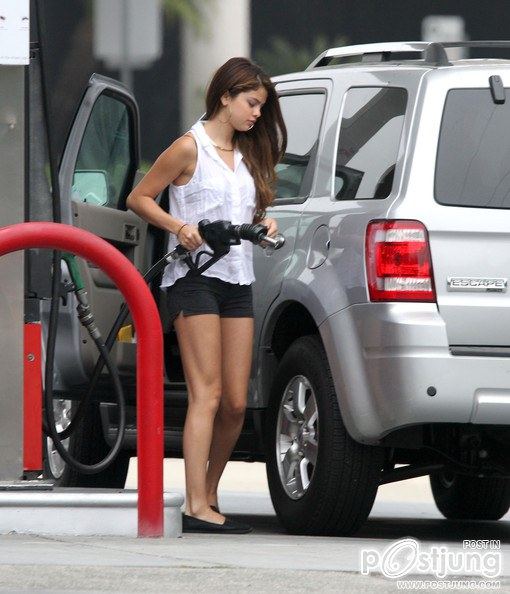 Selena Gomez Plays on the Beach