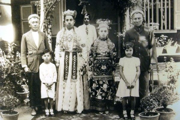Peranakan national costume