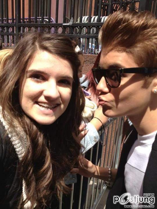 Justin ที่โรงพยาบาล Auckland ค่ะ จัสไปเยื่ยมผู้ป่วยที่โรงบาลจ้า เป็นกันเองมากเลย >< อิจฉาคนป่วยคนนี้