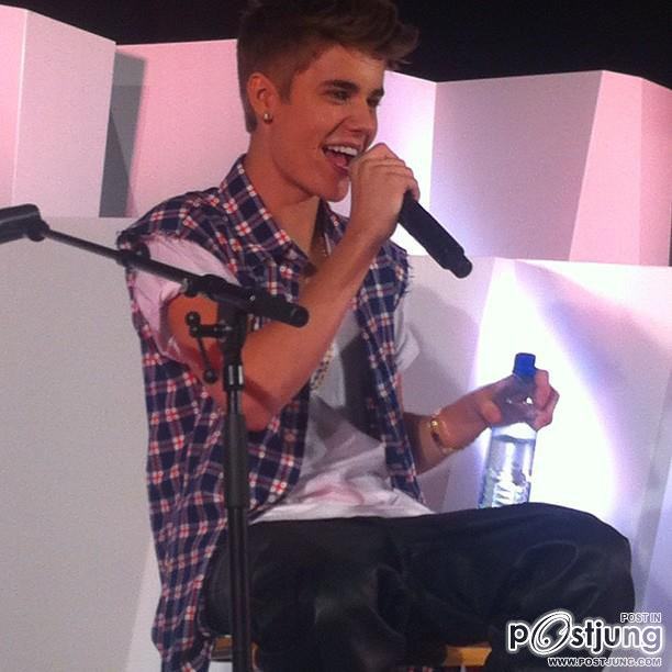 Justin ที่โรงพยาบาล Auckland ค่ะ จัสไปเยื่ยมผู้ป่วยที่โรงบาลจ้า เป็นกันเองมากเลย >< อิจฉาคนป่วยคนนี้