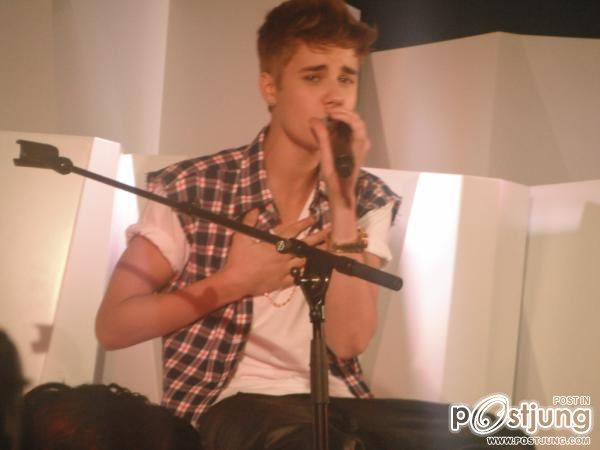 Justin ที่โรงพยาบาล Auckland ค่ะ จัสไปเยื่ยมผู้ป่วยที่โรงบาลจ้า เป็นกันเองมากเลย >< อิจฉาคนป่วยคนนี้