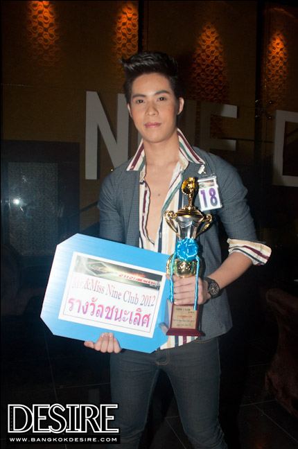 เมื่อผู้ชายต้องแต่งเป็นผู้หญิง...เฮ่อ!!!!