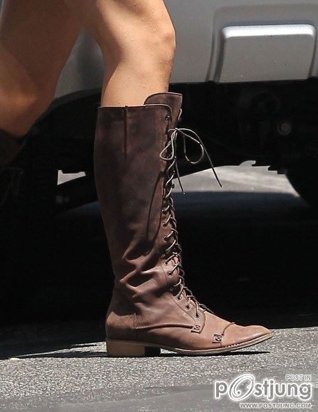 1 Selena Gomez Has a Japanese Lunch  2 Teen Choice Awards 2012 - Arrivals