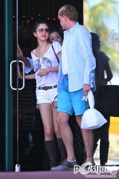 1 Selena Gomez Has a Japanese Lunch  2 Teen Choice Awards 2012 - Arrivals