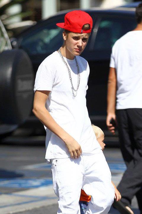 Justin Bieber, Family & Fans @King&rsquo;s Fish House in Calabasas (30