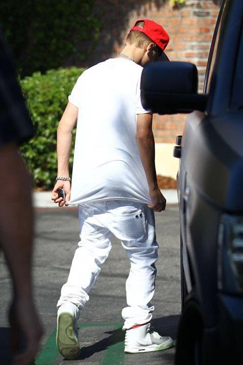 Justin Bieber, Family & Fans @King&rsquo;s Fish House in Calabasas (30