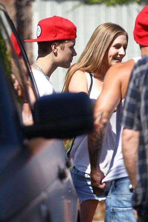 Justin Bieber, Family & Fans @King&rsquo;s Fish House in Calabasas (30