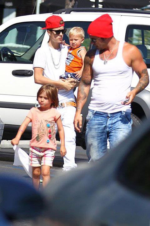 Justin Bieber, Family & Fans @King&rsquo;s Fish House in Calabasas (30