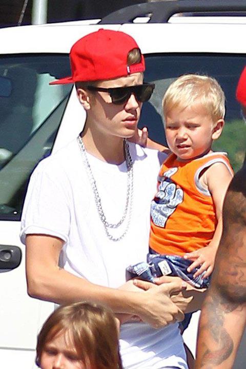 Justin Bieber, Family & Fans @King&rsquo;s Fish House in Calabasas (30