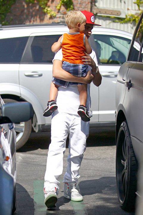 Justin Bieber, Family & Fans @King&rsquo;s Fish House in Calabasas (30