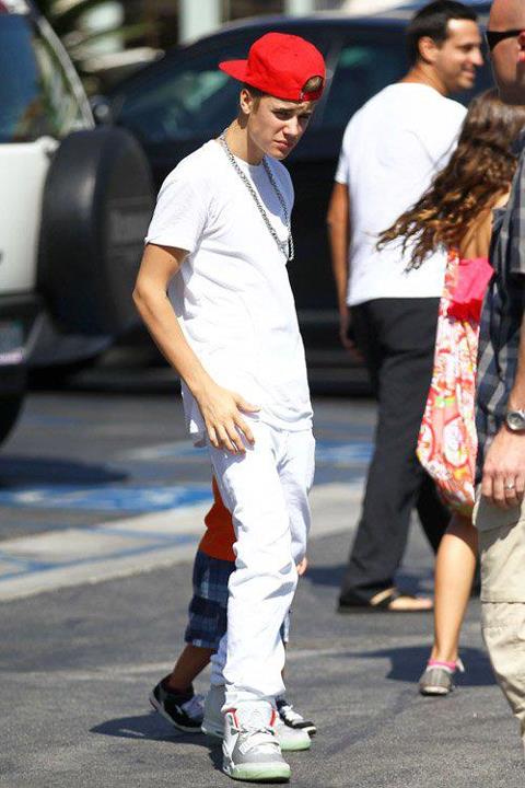 Justin Bieber, Family & Fans @King&rsquo;s Fish House in Calabasas (30