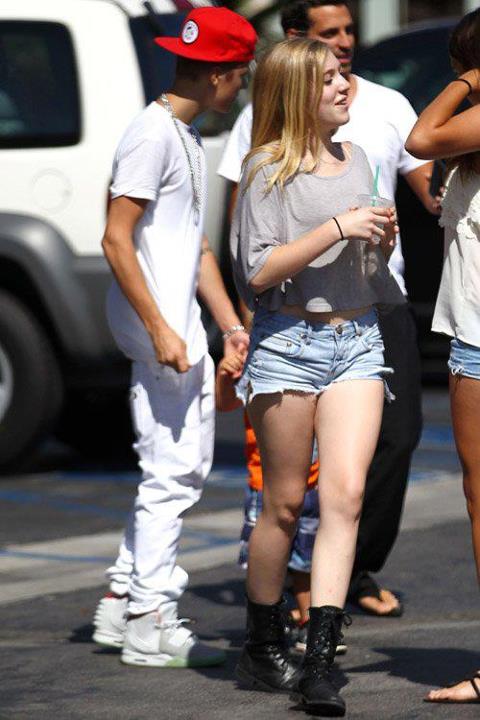 Justin Bieber, Family & Fans @King&rsquo;s Fish House in Calabasas (30