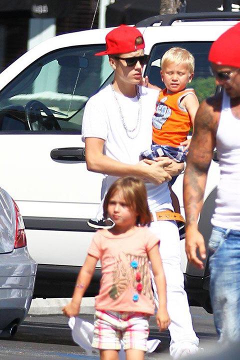 Justin Bieber, Family & Fans @King&rsquo;s Fish House in Calabasas (30